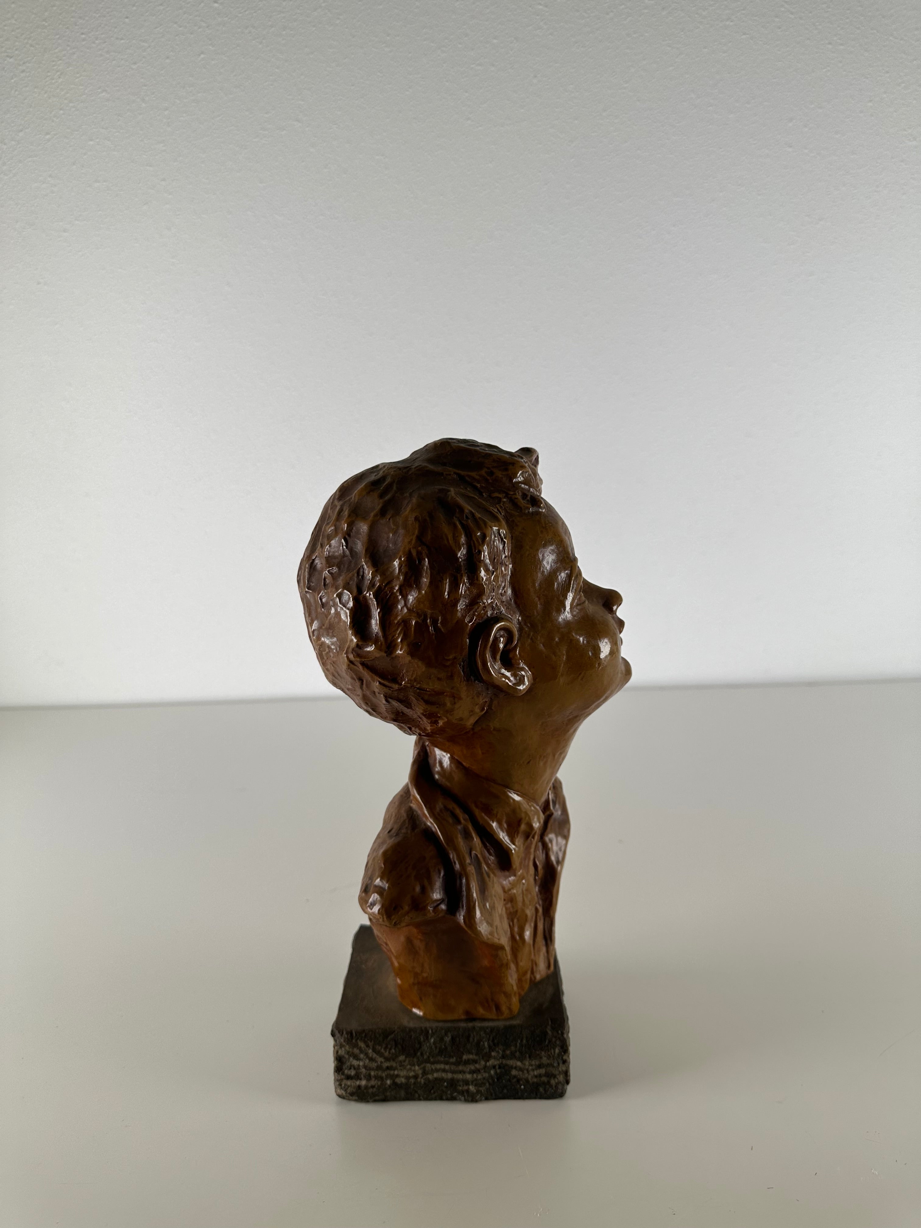 Terra cotta hoofd art deco G. Carli