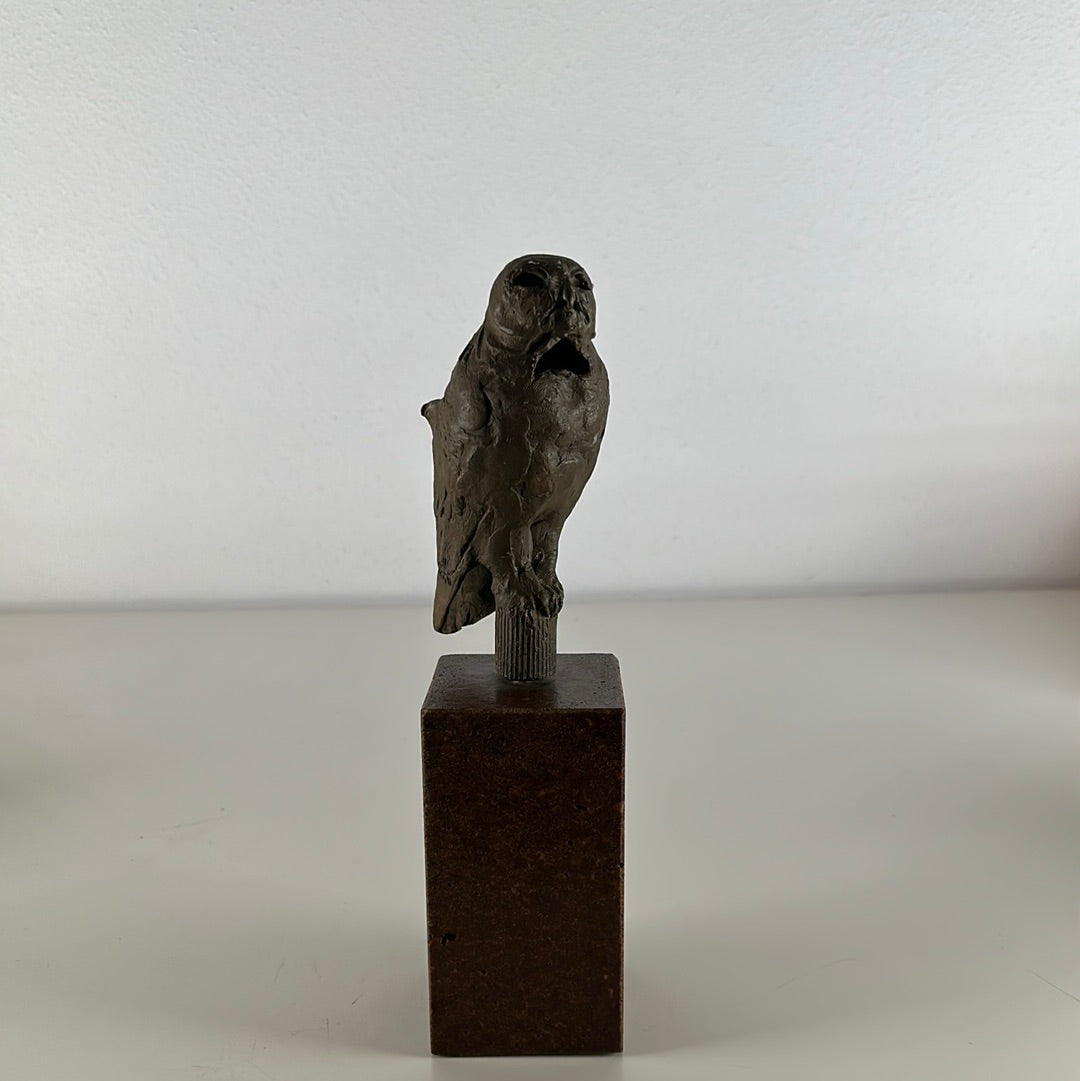 Bronzen uil van Rick van Iersel
