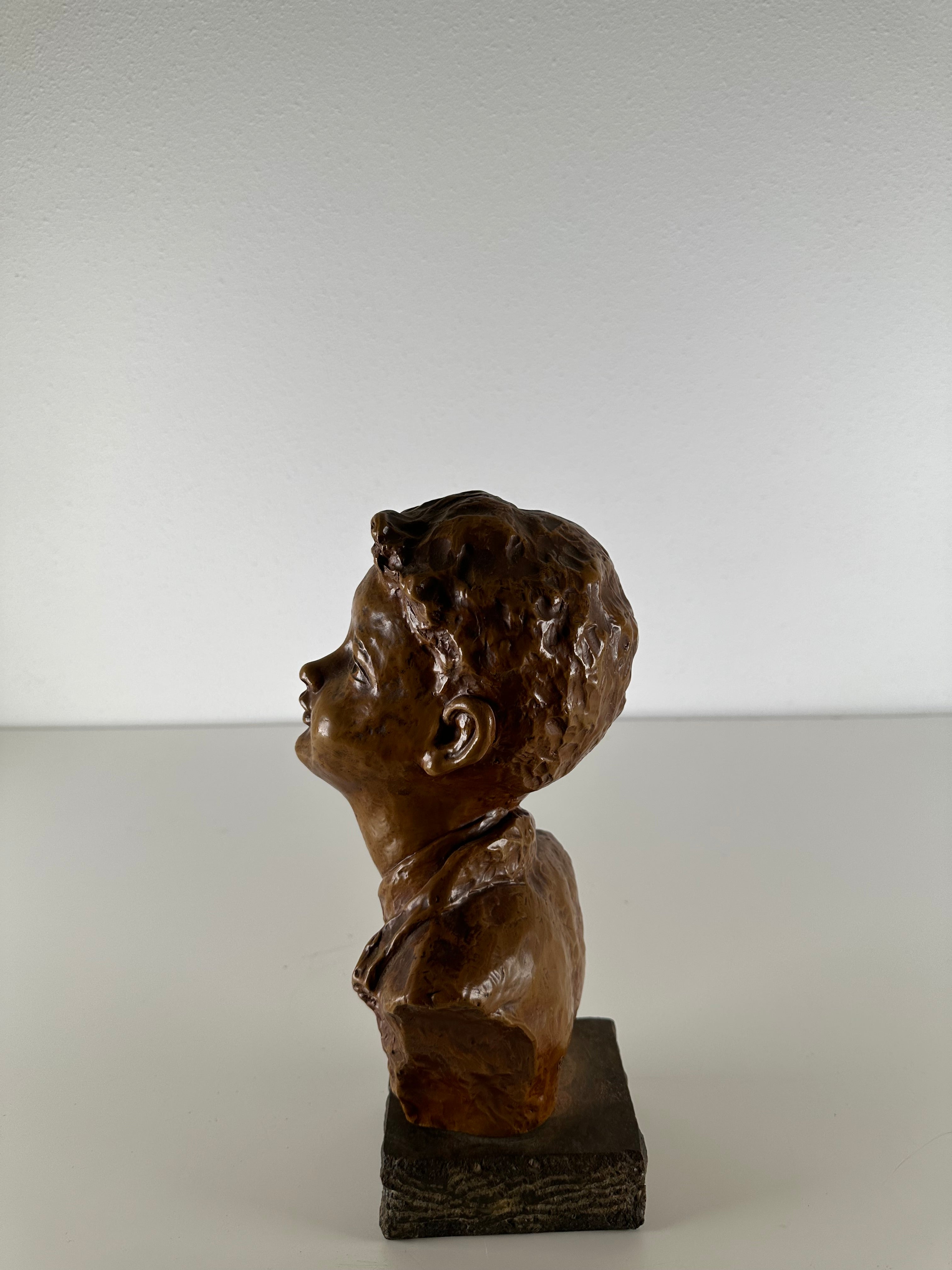 Terra cotta hoofd art deco G. Carli