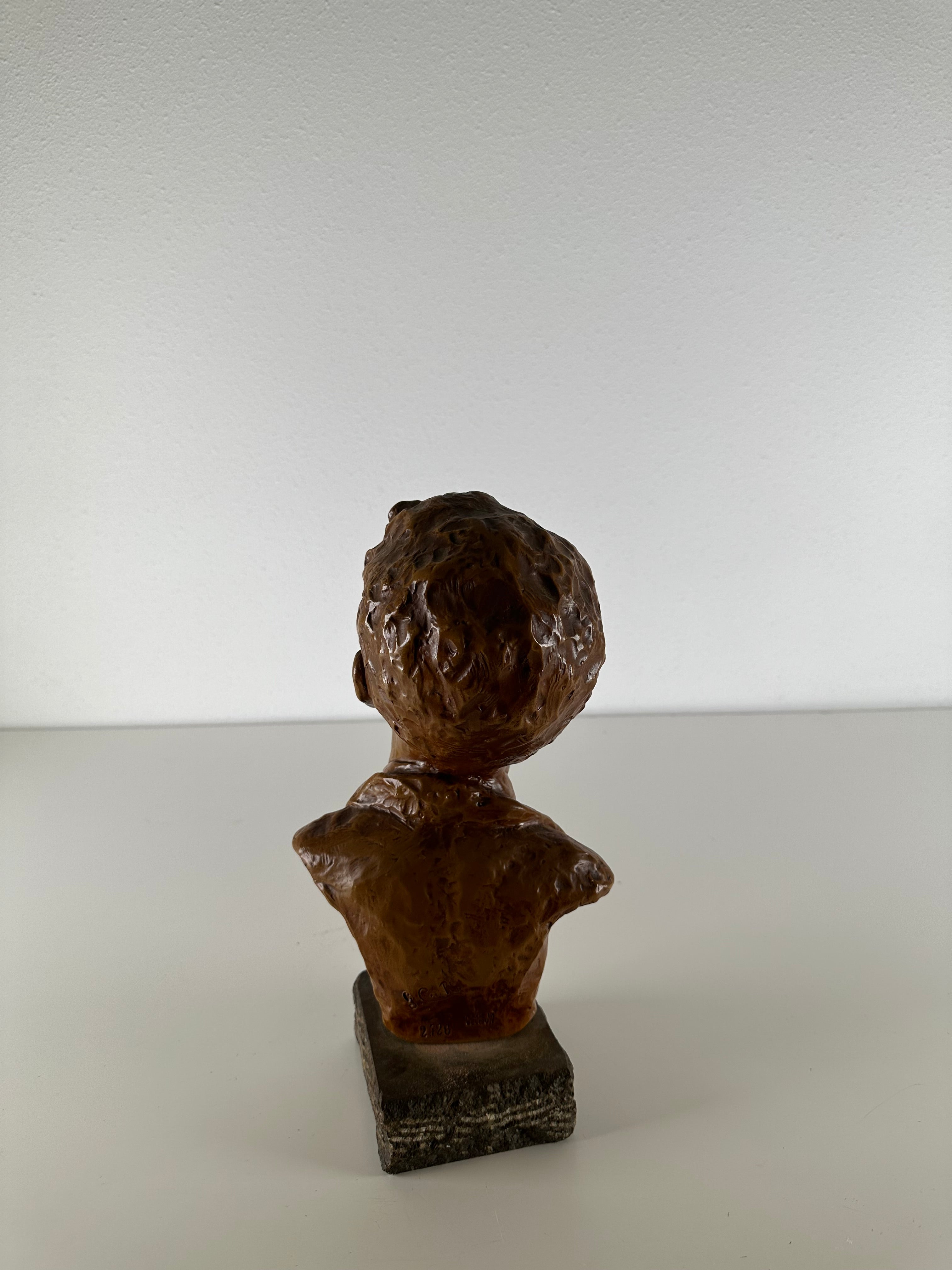 Terra cotta hoofd art deco G. Carli