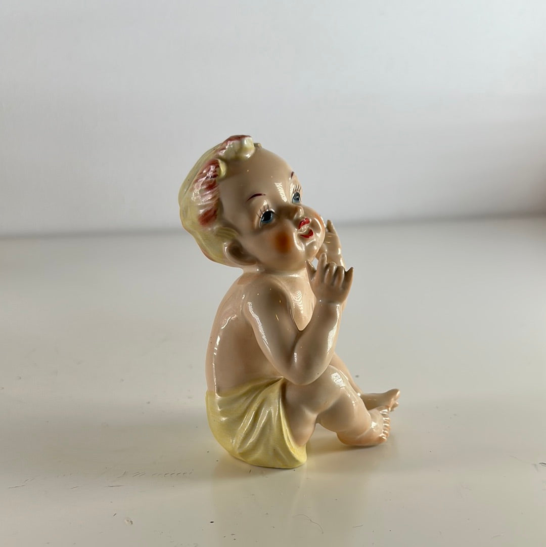 Blozende peuter art deco van aardewerk