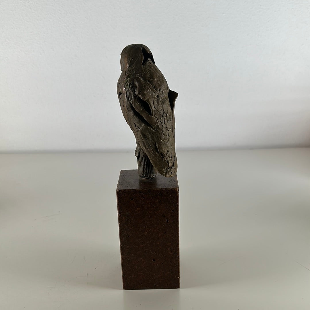 Bronzen uil van Rick van Iersel