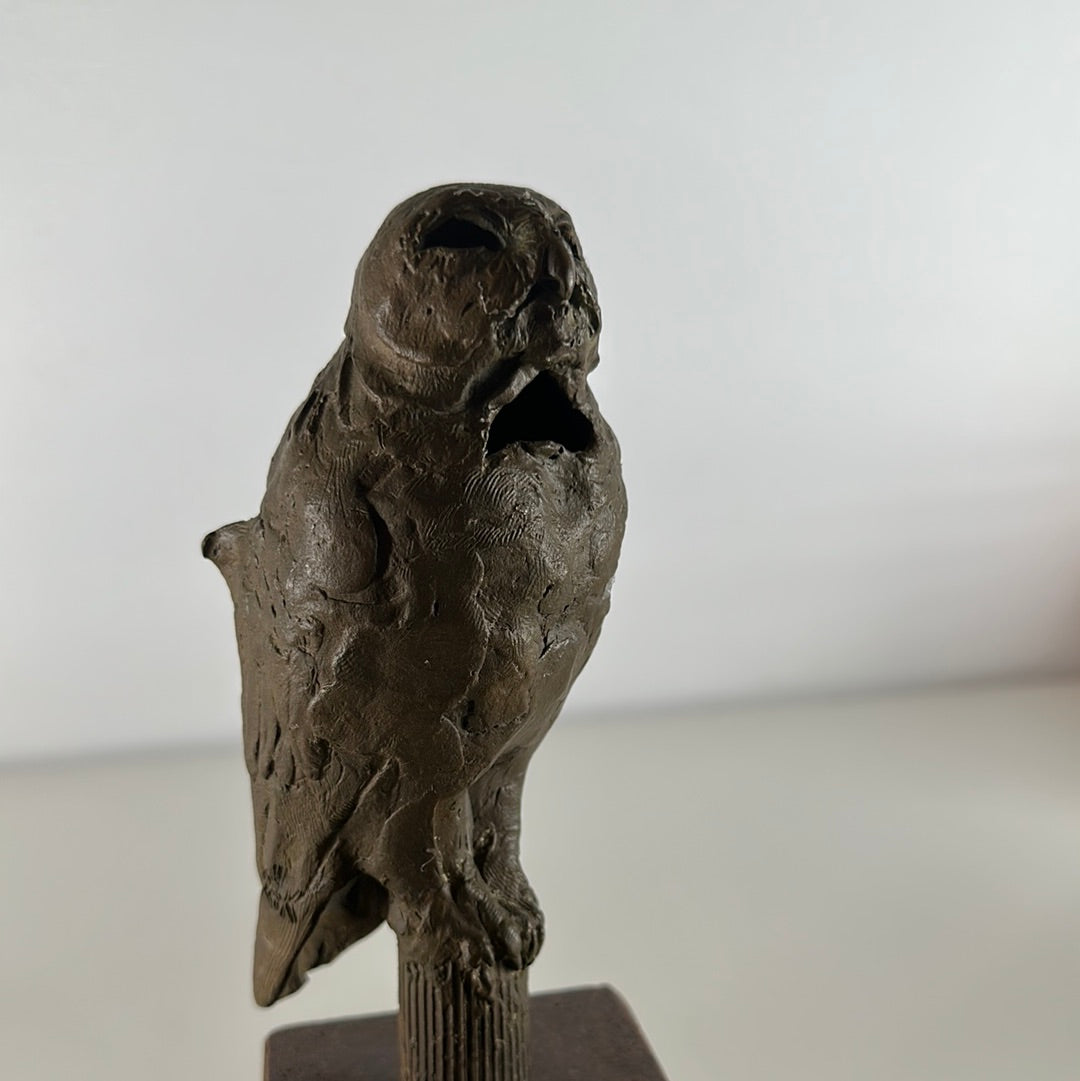 Bronzen uil van Rick van Iersel